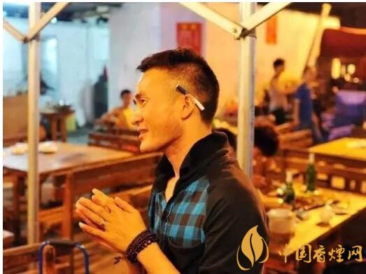 香煙夾耳朵上是怎么來的，耳夾煙是男人的專利